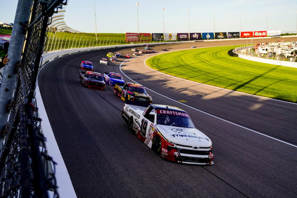 #19: Daniel Hemric, McAnally Hilgemann Racing, Gates Hydraulics Chevrolet Silverado