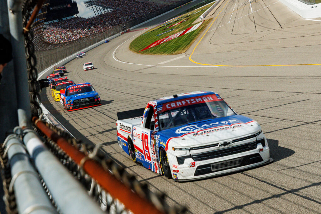 #19: Daniel Hemric, McAnally Hilgemann Racing, Cloyes, Rotomaster Chevrolet Silverado