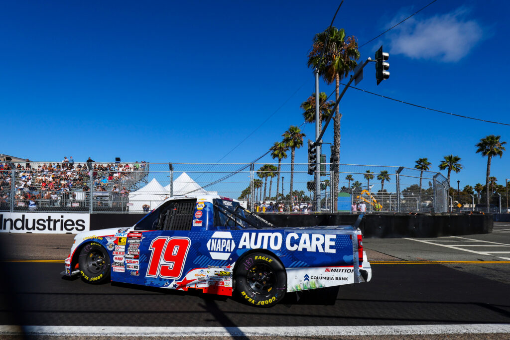 #19: Daniel Hemric, McAnally Hilgemann Racing, NAPA Auto Care Chevrolet Silverado