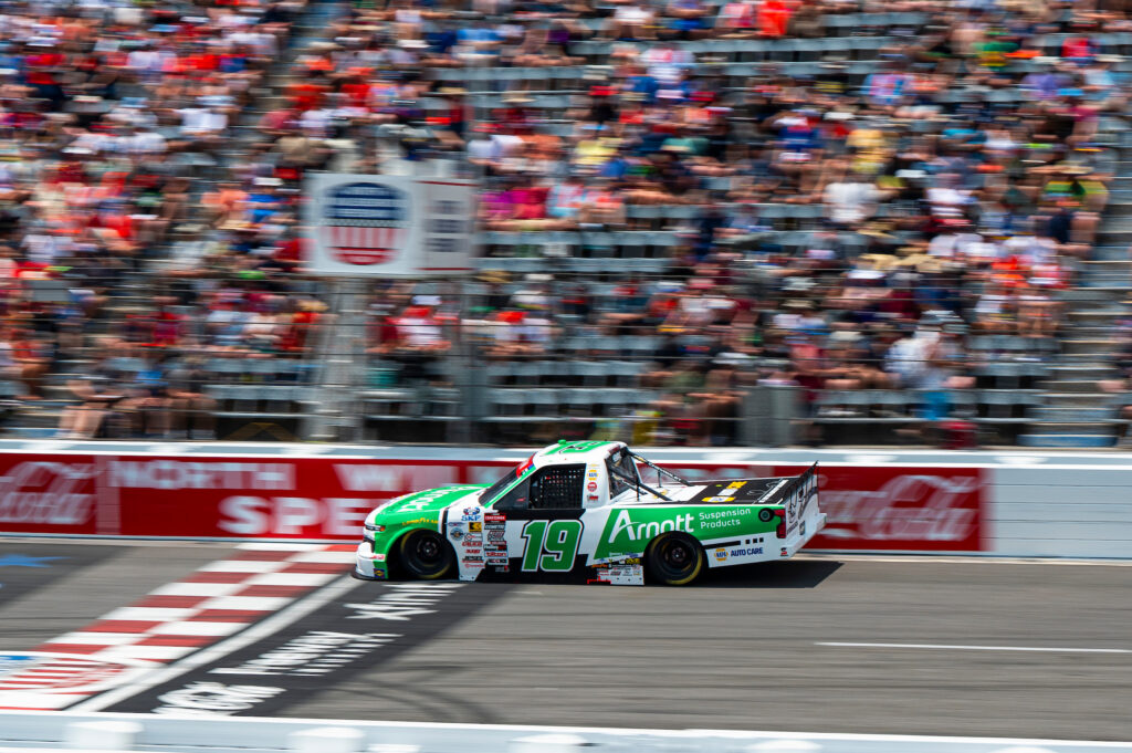 #19: Daniel Hemric, McAnally Hilgemann Racing, Arnott Suspension Products Chevrolet Silverado