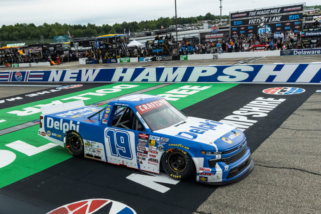 #19: Daniel Hemric, McAnally Hilgemann Racing, Delphi Chevrolet Silverado