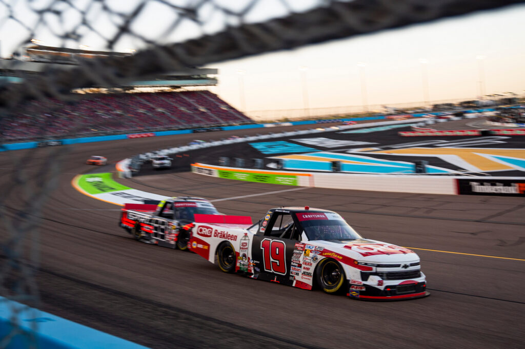 #19: Daniel Hemric, McAnally Hilgemann Racing, CRC Brakleen Chevrolet Silverado